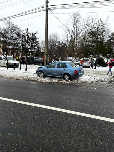 Neamţ: Două maşini s-au ciocnit pe DN 15, una dintre ele lovind un pieton şi trei maşini parcate / Pietonul a fost rănit