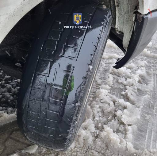 Poliţia Română, distribuind fotografia unor cauciucuri extrem de uzate: Nu ne mirăm că şanţul a devenit spaţiu de parcare fără voie

