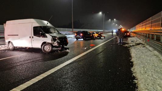 UPDATE - Ploaie îngheţată pe mai multe drumuri din centrul ţării / Accident cu 6 maşini, pe A1, în judeţul Sibiu / Un bărbat a murit şi unul a fost rănit / Cum s-a produs accidentul - FOTO / VIDEO