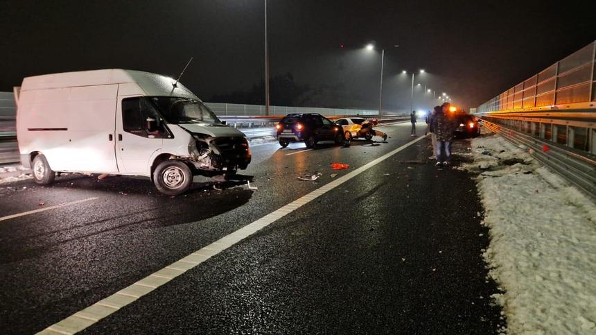 UPDATE - Ploaie îngheţată pe mai multe drumuri din centrul ţării / Accident cu 6 maşini, pe A1, în judeţul Sibiu / Un bărbat a murit şi unul a fost rănit / Cum s-a produs accidentul - FOTO / VIDEO