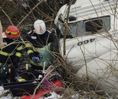 Suceava: Misiune contracronometru pentru salvarea unui şofer care s-a răsturnat cu camionul în albia unui pârâu / Picioarele bărbatului erau blocate, iar apa intrase în cabină