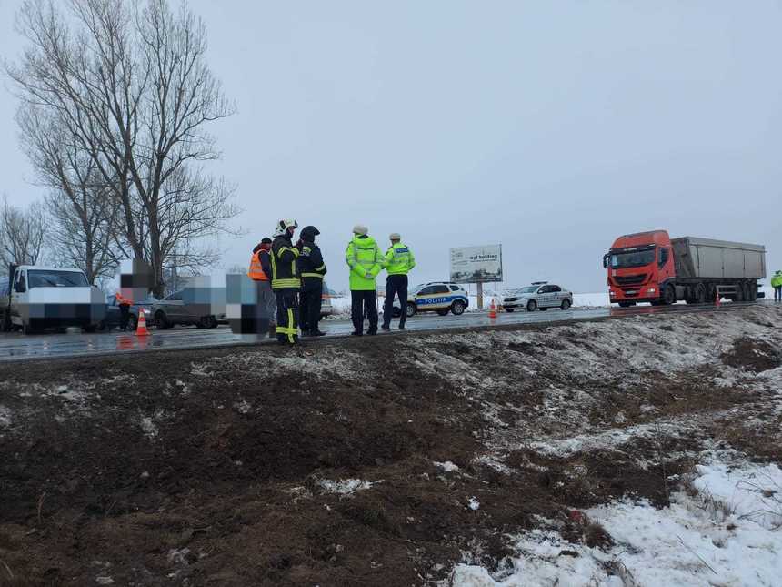 UPDATE - Cisternă încărcată cu 31 de metri cubi de motorină, răsturnată în Slobozia, în urma unui accident rutier / A fost instituită o zonă de protecţie de 50 de metri / Trei persoane, rănite / Tarafic alternativ - FOTO
