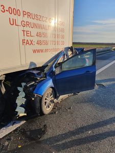 Arad: Şoferul unei maşini a murit după ce a fost implicat într-un accident rutier cu un TIR, la ieşirea din ţară, pe autostrada A1 