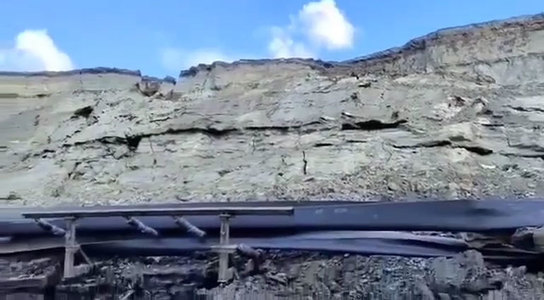 Gorj: Incident la Cariera Roşiuţa - Zeci de bolovani se desprind dintr-un perete de piatră şi pun în pericol muncitorii şi utilajele - VIDEO