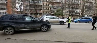 UPDATE - Timişoara: Dosar penal după ce un bărbat s-a sustras controlului poliţiştilor lovind cu maşina mai multe autoturisme parcate/ Şoferul nu avea permis şi a ieşit pozitiv la cocaină, amfetamină şi metamfetamină - FOTO
