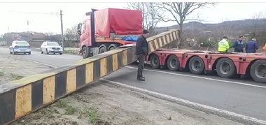 UPDATE - Vâlcea: Un autovehicul cu gabarit mare a avariat un limitator de înălţime de pe DN 64 / Traficul în zonă se desfăşoară pe o rută alternativă / Şoferul, amendat - VIDEO