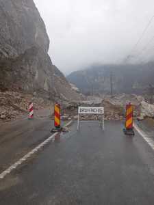 Caraş-Severin: Mai mulţi şoferi care au pătruns pe porţiunea închisă din DN 57, sancţionaţi / Autorităţile avertizează asupra pericolului, în zonă fiind căderi de pietre

