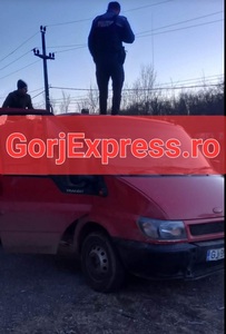 Verificări interne la nivelul IPJ Gorj, după ce un poliţist s-a urcat pe capota unei maşini pentru a măsura lemnul transportat de aceasta - FOTO
