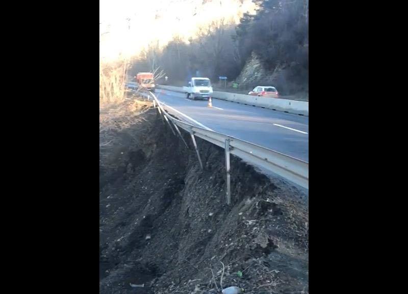 CNAIR anunţă că a început lucrările pentru stabilizarea porţiunii din DN 1 unde s-a produs o alunecare de teren - FOTO
