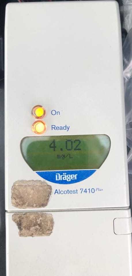 Mehedinţi: Un şofer oprit în trafic de poliţişti avea o valoare record de 4.02 mg/l alcool pur în aerul expirat şi consumase şi droguri
