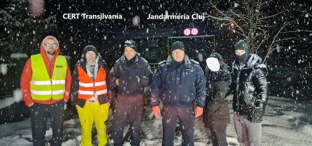 Cluj: Doi turişti care rămăseseră blocaţi cu ATV-ul în zăpadă pe un drum forestier, aduşi în în siguranţă de jandarmi si voluntari