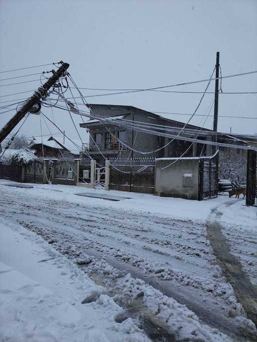 Alba - Stâlpi de electricitate dislocaţi şi circulaţie îngreunată din cauza ninsorii în mai multe zone din judeţ


