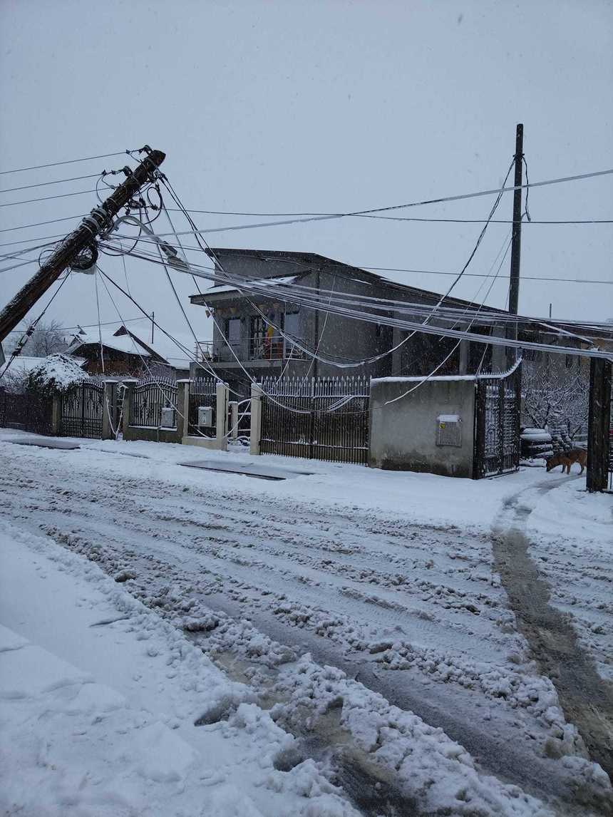 Alba - Stâlpi de electricitate dislocaţi şi circulaţie îngreunată din cauza ninsorii în mai multe zone din judeţ

