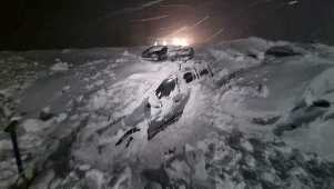 UPDATE - Avalanşă în Făgăraş. Zăpada a produs pagube cabanei Capra şi a acoperit maşini aflate în parcarea acesteia / Drumul de acces era închis circulaţiei auto / 60 de persoane urmează să fie evacuate - FOTO, VIDEO

