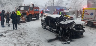 Dolj: O femeie a murit după ce a maşina în care se afla a intrat pe contrasens, lovindu-se de un utilaj de deszăpezire/ Trei persoane au fost rănite, fiind transportate la spital  - FOTO
