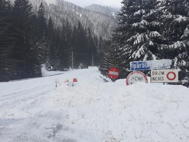 Avalanşă în Făgăraş - Aproximativ 60 de persoane, blocate la cabana Capra / Drumul  către cabană e închis iarna pentru autoturisme / Pompieri din patru judeţe - Argeş, Olt, Dâmboviţa  şi Vâlcea, intervin cu şenilate pentru evacuarea turiştilor