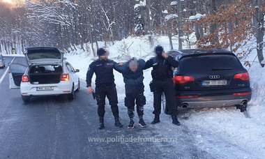 Maramureş - Maşină cu ṭigări de contrabandă condusă de un ucrainean de 19 ani, oprită cu focuri de armă - FOTO
