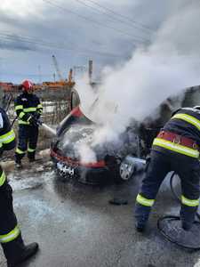 ISU Giurgiu: Un autoturism a luat foc pe Autostrada 1 Bucureşti-Piteşti, pe sensul de mers spre Capitală