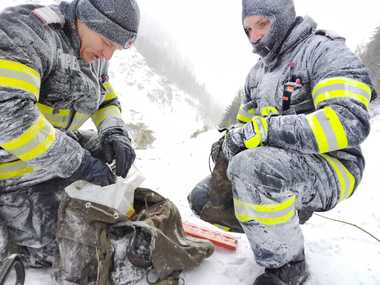 Avalanşă în Făgăraş - Costurile intervenţiei de evacuare, suportate de stat, chiar dacă şoferii care au urcat cu maşinile au încălcat Codul Rutier. Prefect: Este o situaţie de urgenţă, cu cetăţeni români, statul român are grijă de cetăţenii lui