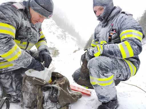 Avalanşă în Făgăraş - Costurile intervenţiei de evacuare, suportate de stat, chiar dacă şoferii care au urcat cu maşinile au încălcat Codul Rutier. Prefect: Este o situaţie de urgenţă, cu cetăţeni români, statul român are grijă de cetăţenii lui