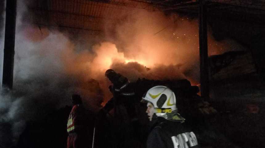 Bihor: Incendiu la un depozit de material lemnos din localitatea Săcueni. Arde tot depozitul, cu risc de extindere - VIDEO / FOTO
