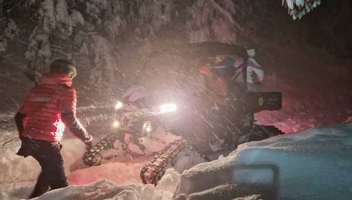 Sibiu: Treizeci de turişti cazaţi în staţiunea Păltiniş, evacuaţi din cauza căderilor masive de zăpadă 
