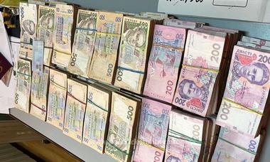 Giurgiu: 4.220.000 de grivne, echivalentul a peste 100.000 de euro, descoperite de poliţiştii de frontieră la un ceţătean turc, şoferul unui autocar care făcea curse pe ruta Turcia-Ucraina