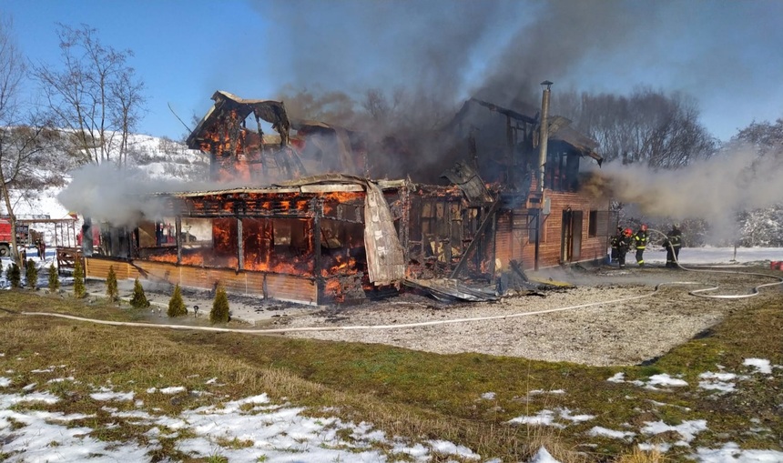 Hunedoara: Incendiu puternic la o cabană construită pe structură de lemn - FOTO, VIDEO