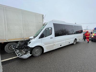 Bacău: Şapte persoane, duse la spital în urma unui accident produs pe E 85, unde un microbuz a lovit un TIR - FOTO, VIDEO