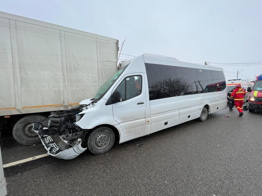Bacău: Şapte persoane, duse la spital în urma unui accident produs pe E 85, unde un microbuz a lovit un TIR - FOTO, VIDEO