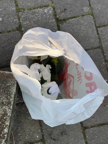 Sacoşă cu sticle care par a fi cocktailuri explozive, găsită în cetatea din Alba Iulia - FOTO