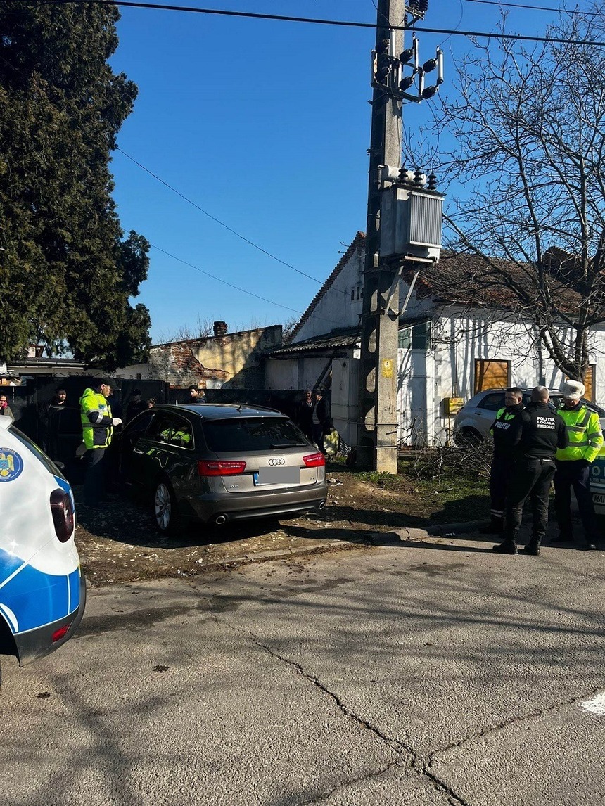Poliţist local din Timişoara, lovit cu maşina de un şofer care parcase pe o stradă pietonală/ Agentul a fost rănit la picioare şi a fost transportat la spital