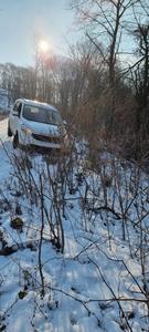 Pompierii au intervenit pentru a opri caderea iminentă a unui autoturism într-o prăpastie, pe un drum plin de gheaţă din judeţul Hunedoara / În maşină se afla un bărbat care nu putea ieşi