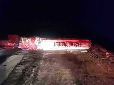 UPDATE - Vaslui: Cisternă din Republica Moldova, cu 26 de tone de motorină, răsturnată pe DN 24 B, în afara localităţii Valea Grecului / Sunt scurgeri de combustibil pe carosabil