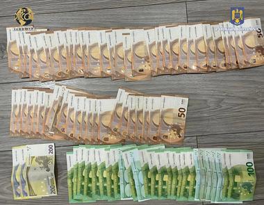 Cinci persoane, cercetate într-un dosar vizând operaţiuni financiare realizate în mod fraudulos, instrumentat de DIICOT Oradea/ Suspecţii ar fi cumpărat telefoane mobile şi laptopuri de aproape 500.000 de lei folosind date obţinute în mod fraudulos