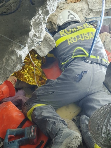 Româncă din Turcia: Oamenii sunt salvaţi în fiecare oră/Au venit foarte multe echipe de salvare şi lucrurile avansează mult mai rapid/ Ne uităm la ştiri şi stăm cu sufletul la gură şi nu ne putem abţine să nu plângem pur şi simplu
