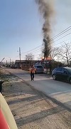 Bihor: Cinci pompieri aflaţi în timpul liber au salvat o familie cu doi copii mici dintr-o casă cuprinsă de un incendiu. Părinţii, un bebeluş şi un copil de un an şi jumătate, scoşi pe braţe din locuinţa cuprinsă de flăcări - FOTO, VIDEO