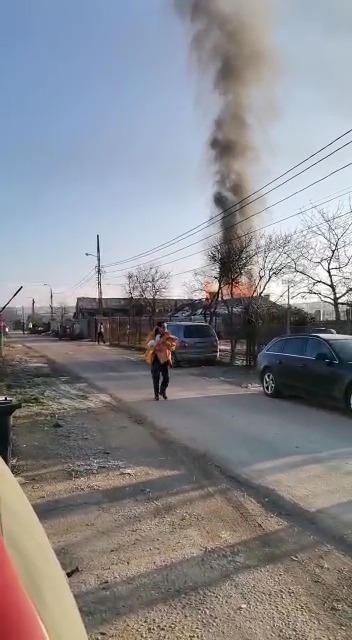 Bihor: Cinci pompieri aflaţi în timpul liber au salvat o familie cu doi copii mici dintr-o casă cuprinsă de un incendiu. Părinţii, un bebeluş şi un copil de un an şi jumătate, scoşi pe braţe din locuinţa cuprinsă de flăcări - FOTO, VIDEO