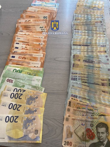 Dosarul deconturilor false pentru refugiaţi: Case fără uşi şi ferestre, declarate ca fiind locuri de găzduire în comuna Petrova. Sute de mii de lei, cash, găsite la locuinţele suspecţilor