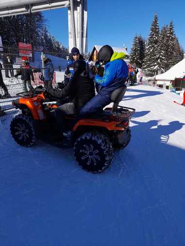 Braşov: Amendă de 2.000 de lei pentru un bărbat care a intrat cu un ATV pe o pârtie şi se plimba printre schiori - VIDEO