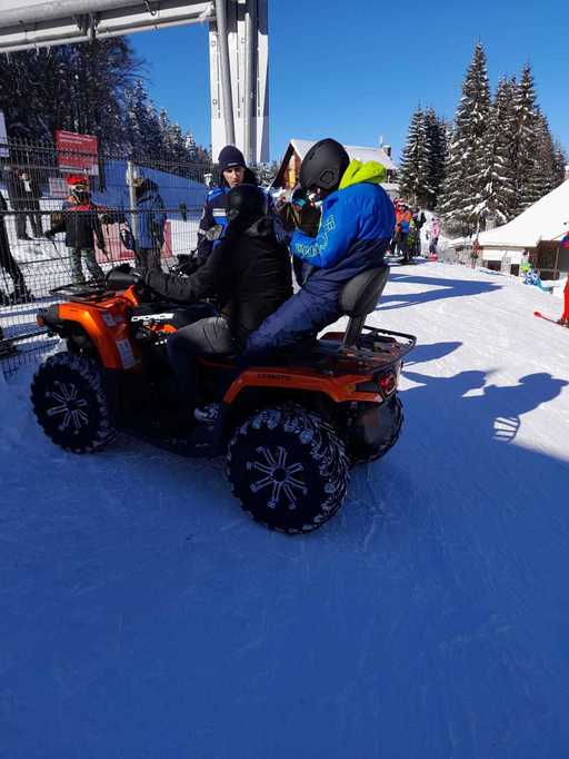 Braşov: Amendă de 2.000 de lei pentru un bărbat care a intrat cu un ATV pe o pârtie şi se plimba printre schiori - VIDEO