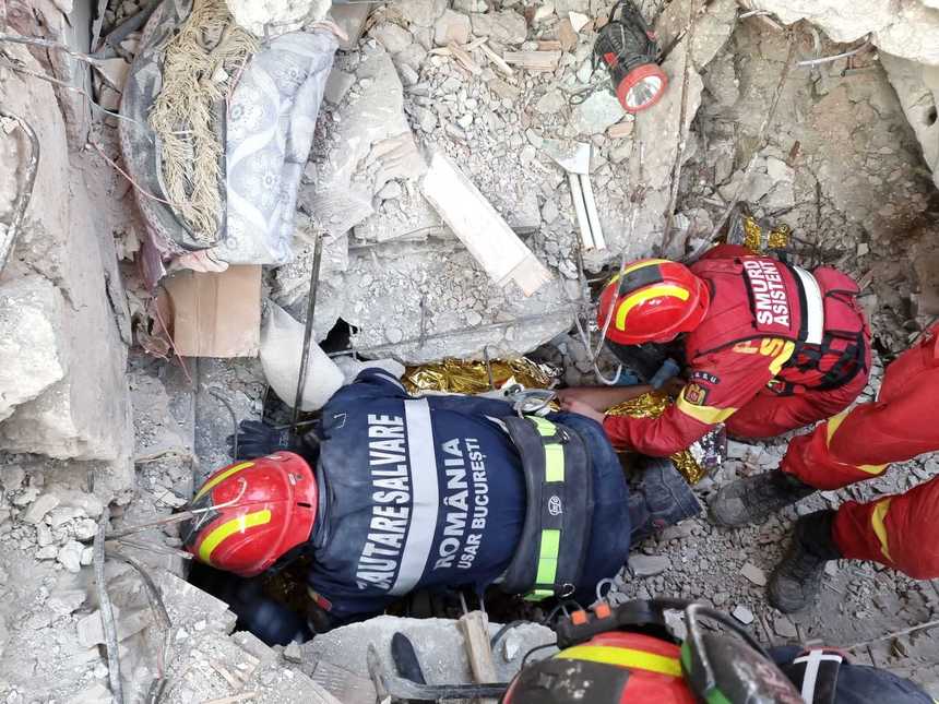 UPDATE - Cutremur în Turcia - Salvatorii români au scos de sub dărâmături un bărbat de 35 de ani, după o intervenţie care a durat 12 ore / Pompierii români au reuşit să identifice şi să salveze 6 persoane de sub ruine - FOTO