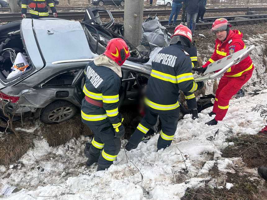 UPDATE - Autoturism lovit de tren în judeţul Suceava / Două femei au murit / Doi copii, de 2 şi 4 ani, răniţi, unul fiind preluat inconştient de către medici / Cum s-a produs accidentul  - FOTO

