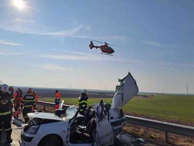 UPDATE - Un mort şi un rănit, într-un accident rutier pe autostrada A1, la limita între judeţele Arad şi Timiş / Un TIR a lovit o maşină aflată pe banda de urgenţă din cauza unor defecţiuni