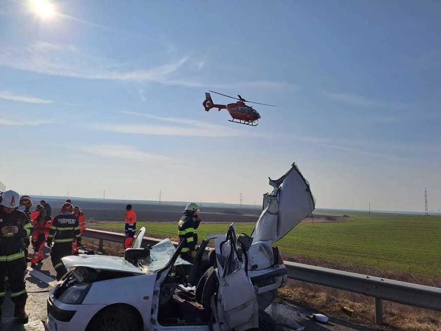 UPDATE - Un mort şi un rănit, într-un accident rutier pe autostrada A1, la limita între judeţele Arad şi Timiş / Un TIR a lovit o maşină aflată pe banda de urgenţă din cauza unor defecţiuni