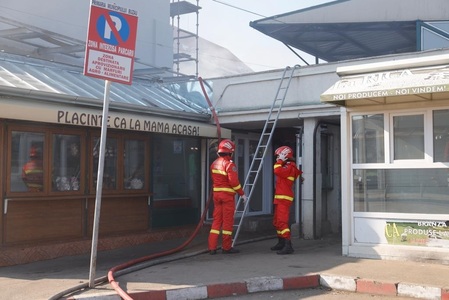 UPDATE - Buzău - Incendiu puternic în  Piaţa Centrală. În zona în care se manifestă focul se află două butelii / a fost emis mesaj RO-Alert  / Focul a fost localizat - FOTO, VIDEO