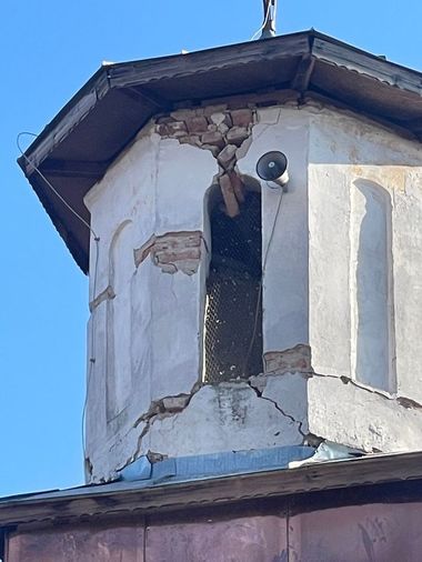 Cutremur de 5,7 – Turla bisericii din Arcani, în pericol de prăbuşire / Tavanul cinematografului din mall, deteriorat / Peste 30 de apeluri la 112 în judeţul Gorj - FOTO