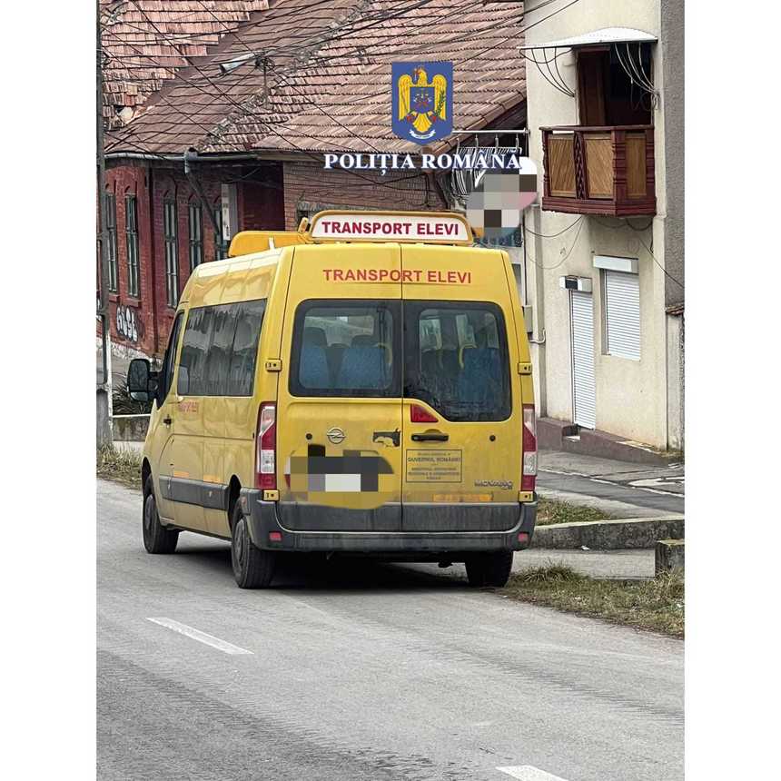 Caraş-Severin: Şofer de microbuz şcolar, prins băut la volan, în timp ce transporta elevi