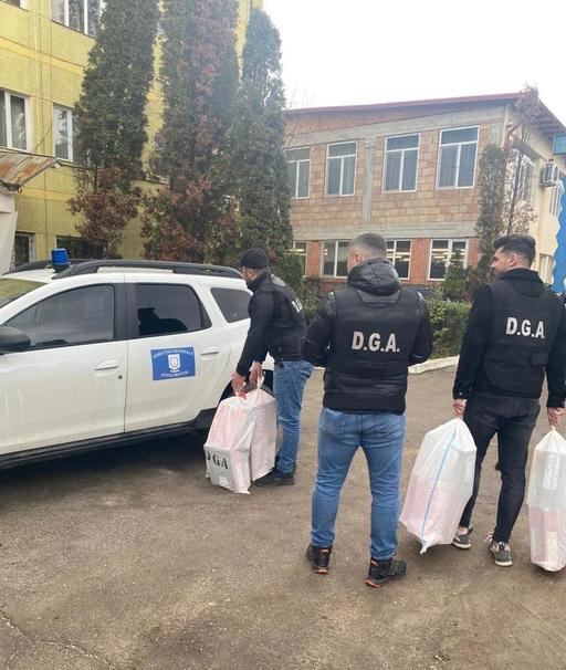 Angajată de la Evidenţa Populaţiei Galaţi, trimisă în judecată pentru luare de mită / Acesta ar fi primit bani de la peste o sută de cetăţeni moldoveni care aveau nevoie de acte de identitate