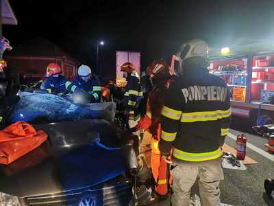 Bihor: Patru persoane, la spital după ce un autoturism şi un camion s-au ciocnit, pe DN 1 - FOTO